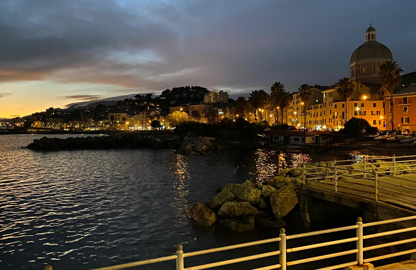 Il lungomare di Pegli al tramonto