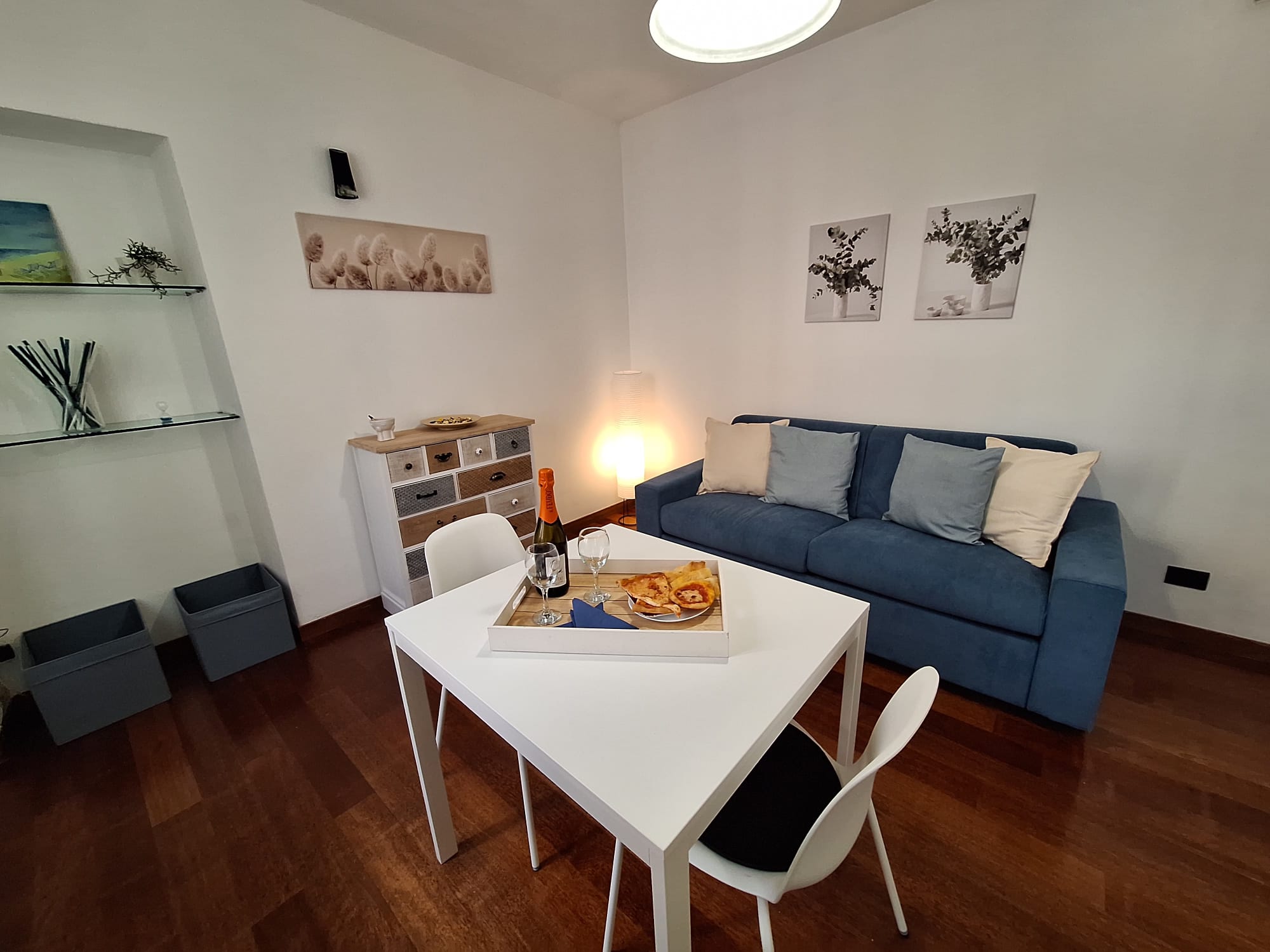 Soggiorno con divano e zona pranzo